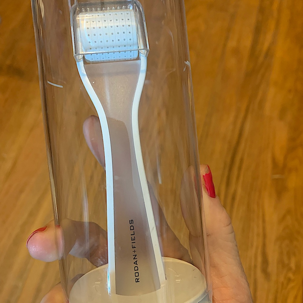 Rodan and Fields R+F Redefine AMP Micro needling tool with container UNUSED.